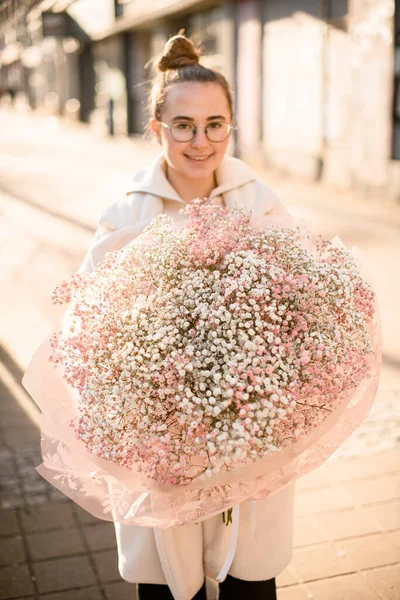 อดอกไม ปโซส นสดใสขนาดใหญ ในม อของสาวน กขายดอกไม มมองหน นหล งเบลอ — ภาพถ่ายสต็อก