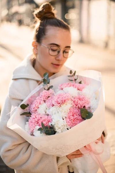 Ung Kvinna Som Håller Nyligen Gjort Minimalistiska Blommande Blombukett Rosa — Stockfoto