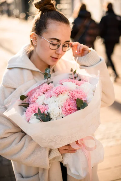 Wanita Muda Penjual Bunga Memegang Bunga Yang Baru Dibuat Minimalistik — Stok Foto