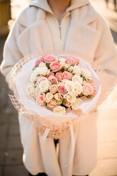 Прекрасный Букет Маленьких Роз Розовых Молочных Цветах Украшенных Оберточной Бумагой — стоковое фото