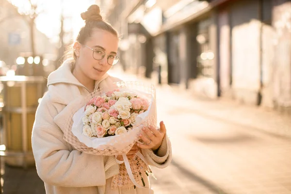 Ung Attraktiv Flicka Som Håller Anbud Gäng Små Rosor Rosa — Stockfoto