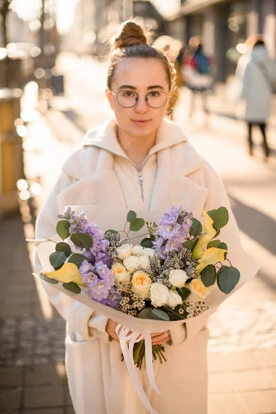 Bright Buket Pernikahan Kuning Mawar Putih Kuning Kalla Lili Violet — Stok Foto