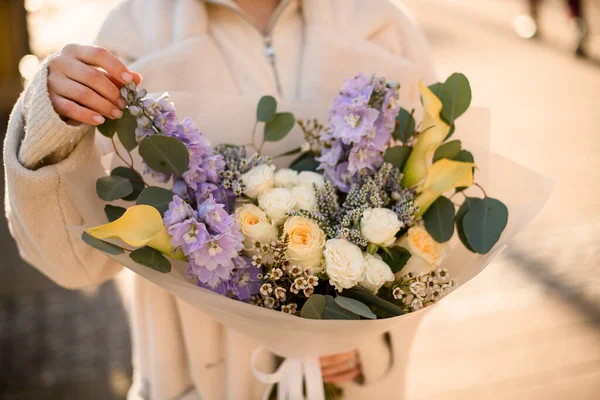 Bright Buket Pernikahan Mawar Bunga Lili Calla Delphinium Dan Lain — Stok Foto