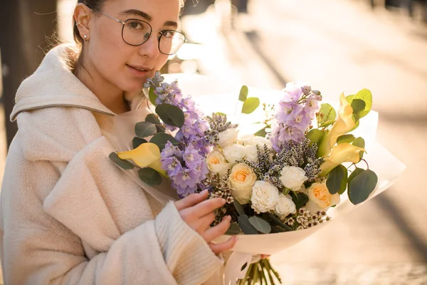 Ung Leende Brunett Flicka Med Lyxiga Färgglada Blommor Mix Hantverk — Stockfoto