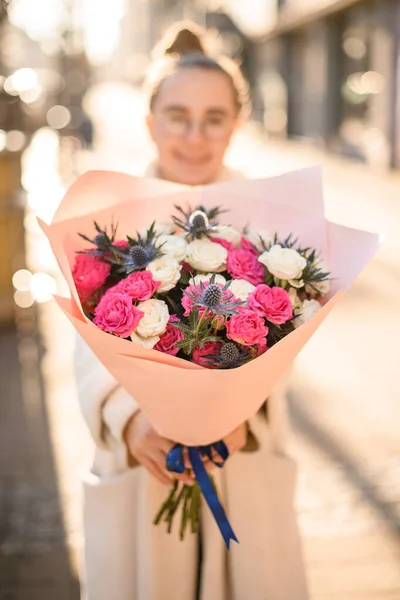 Selektivt Fokus Blommor Bukett Med Krämiga Och Rosa Rosor Och — Stockfoto