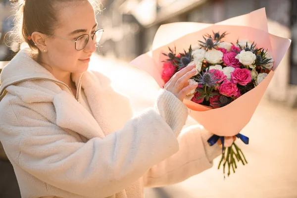 Gadis Brunette Memegang Bunga Campuran Mawar Krem Dan Merah Muda — Stok Foto