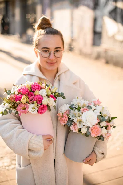 Gadis Muda Penjual Bunga Dengan Dua Karangan Bunga Yang Subur — Stok Foto