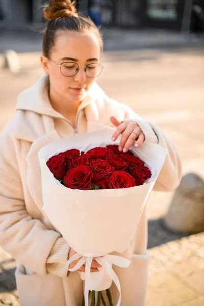 Jeune Femme Tenant Bouquet Luxuriant Roses Rouge Vif Papier Emballage — Photo