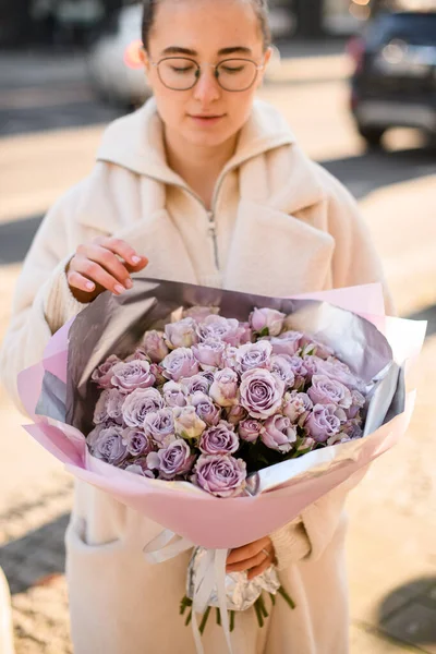 Мила Дівчина Тримає Гарний Ніжний Букет Або Фіолетові Троянди Обгортковому — стокове фото
