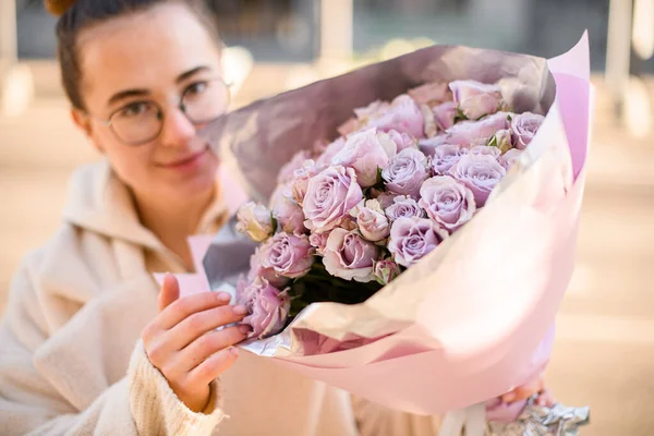Gadis Cantik Yang Berpose Luar Ruangan Dengan Karangan Bunga Yang — Stok Foto