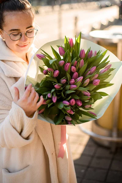 Jeune Belle Femme Tenant Délicat Bouquet Tulipes Fraîches Roses Dans — Photo
