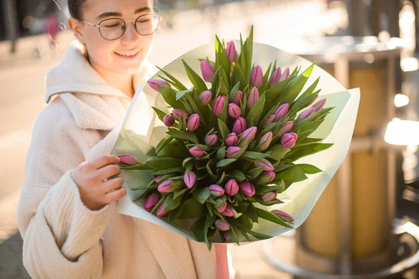 Wanita Muda Tersenyum Memegang Buket Halus Tulip Segar Merah Muda — Stok Foto