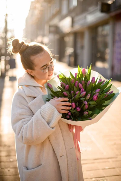 Jolie Jeune Femme Tenant Bouquet Délicat Tulipes Roses Fraîches Dans — Photo