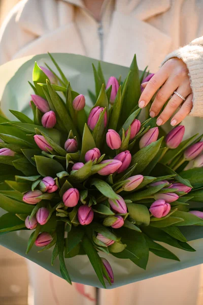 Вибірковий Акцент Весняний Букет Рожевих Тюльпанів Жіночих Руках Квітковий Магазин — стокове фото