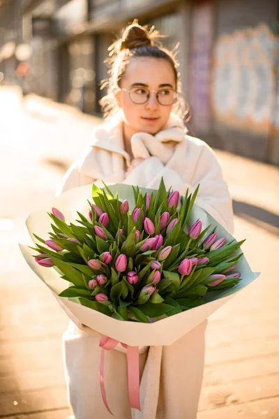 Młoda Brunetka Trzyma Delikatny Bukiet Świeżych Różowych Tulipanów Dłoniach Banda — Zdjęcie stockowe