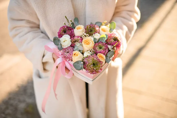 Букет Свежих Цветов Розовой Форме Сердца Коробка Руках Женщина Флорист — стоковое фото