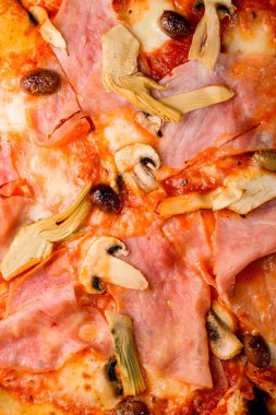 Tavuklu, peynirli, domates soslu, mantarlı ve zeytinli iştah açıcı pizza. Makro boy İtalyan pizzası.