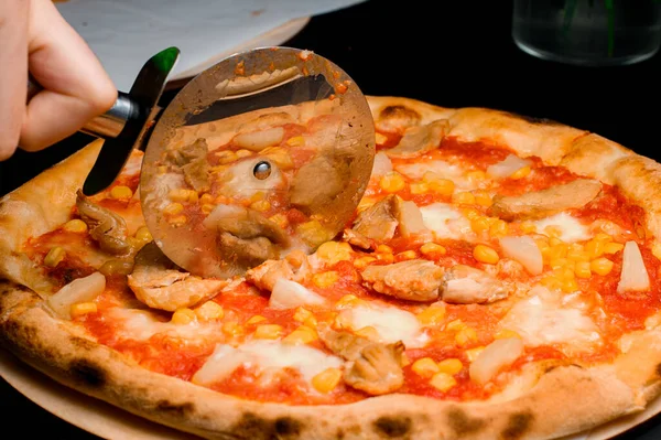 나이프로 뜨거운 신선하게 피자를 자르는 닫습니다 전통적인 이탈리아 음식의 — 스톡 사진
