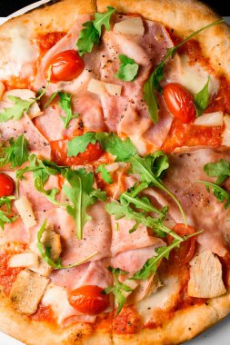 Prosciutto, roka, vişneli domates, ananas ve parmesanlı iştah açıcı pizza. İtalyan geleneksel mutfağı. Yenge menüsünü yeniden aç