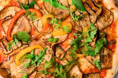 Lezzetli ve sağlıklı rengarenk vejetaryen sebzeli pizzanın iştah açıcı makro çekimi. Dikey görünüm. Sağlıklı vejetaryen gıda kavramı