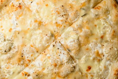 Gorgonzola, parmesan, mozzarella ve ricotta peynirli kremalı beyaz pizza Quattro formaggi ile nefis duvar kağıdı. Üst Manzara. Dört çeşit peynirli pizza.