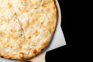 Çedar peynirli, parmesanlı, mozzarella peynirli ve siyah peynirli Quattro formaggi. Yukarıdan bak. Metin için boşluk