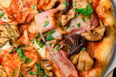 Tahta tahtada servis edilen farklı pizza dilimleriyle iştah açıcı poster. Manzarayı kapat. Pizzacı menüsü. Müşteriler için tat karışımı