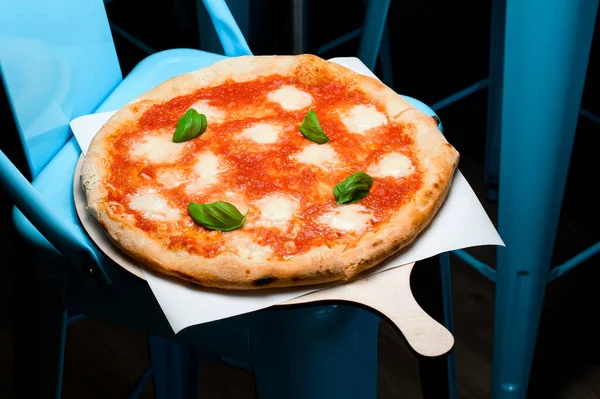 파란색 배경에 보드에 신선한 마르게리타의 토마토 바실리와 모짜렐라 치즈와 이탈리아 — 스톡 사진