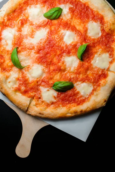 카운터에 보드에 신선한 이탈리아 피자에 선택적인 토마토 모짜렐라 바실로 맛있는 — 스톡 사진