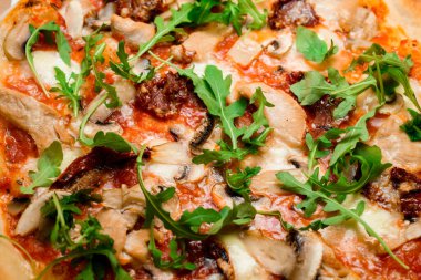 Parmesanlı taze pizza, domates sosu, güneşte kurutulmuş domates, tavuk eti, şampiyonlar ve roka. İtalyan usulü pizza. Yenge menüsünü yeniden aç