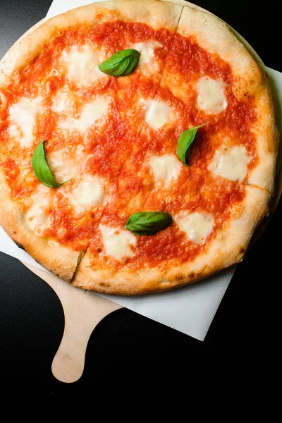 카운터에 나무로 보드에 신선한 이탈리아 피자에 위에서 토마토 모짜렐라 바질과 — 스톡 사진