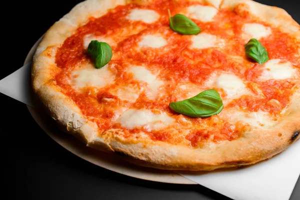 카운터에 보드에 신선한 이탈리아 피자의 매크로 토마토 모짜렐라 바실로 맛있는 — 스톡 사진