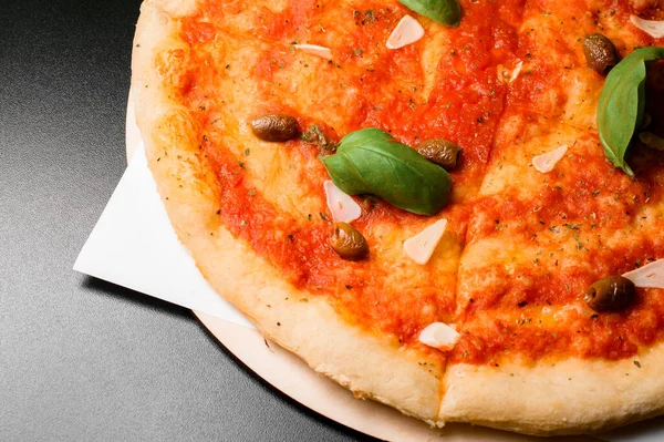 토마토 허브와 올리브와 맛있는 이탈리아 테이크아웃 — 스톡 사진