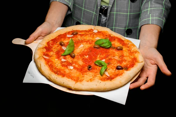 웨이터는 신선한 맛있는 이탈리아 마리나라 올리브 신선한 허브와 보드를 보유하고 — 스톡 사진