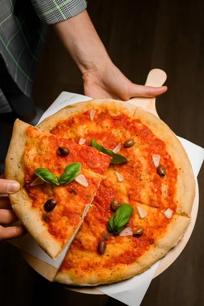 신선한 파삭파삭한 이탈리아 피자와 보드를 웨이터 그것의 조각을 이탈리아 — 스톡 사진