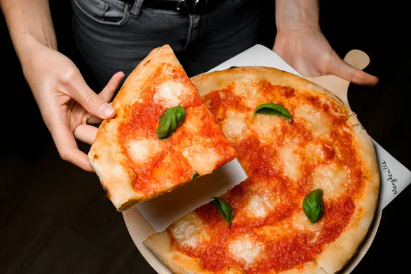 Cameriera Tiene Bordo Legno Con Pizza Appena Sfornata Margherita Tira — Foto Stock