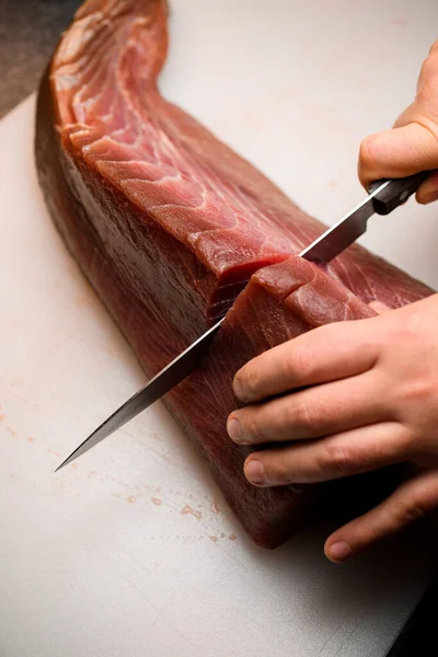 日本のナイフを使ったシェフからの眺めと レストラントキッチンで新鮮で生の大きなマグロのフィレットを切る シェフナイフと新鮮なマグロの魚 日本食 — ストック写真