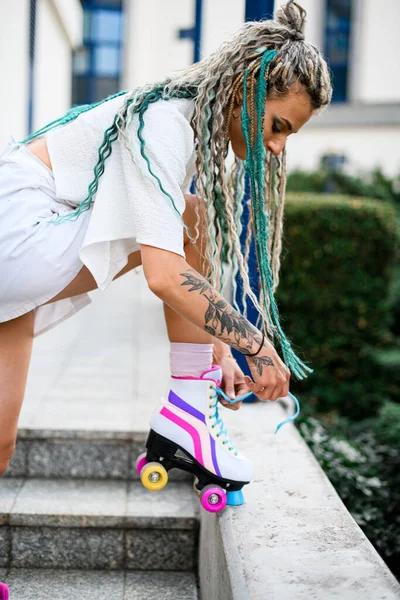 Девушка Стоящая Лестнице Завязывающая Шнурки Ретро Модных Красочных Роликовых Коньках — стоковое фото