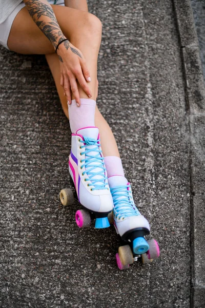 Vrouwelijke Benen Kleurrijke Vintage Rolschaatsen Schoenen Geïsoleerd Grijze Asfalt Achtergrond — Stockfoto