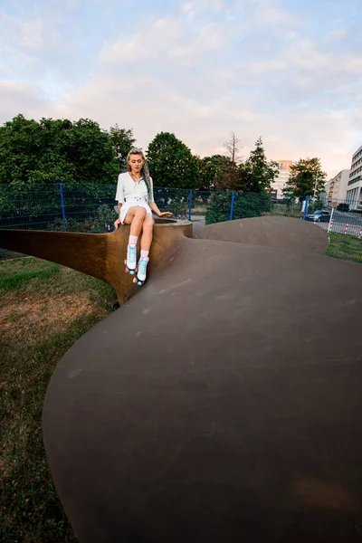 Junge Kaukasische Blondine Posiert Mit Rollschuhen Auf Dem Städtischen Skatepark — Stockfoto