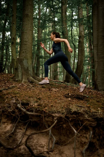 Prachtig Uitzicht Fitness Vrouwelijke Atleet Loopt Bergopwaarts Bospad Zomer Dag — Stockfoto