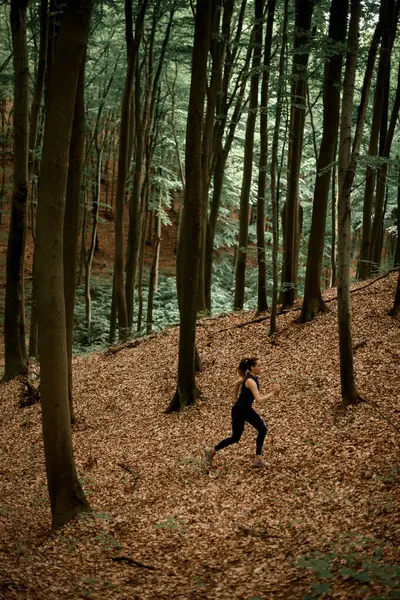 Atlet Wanita Kurus Berlari Menanjak Jalur Hutan Pada Musim Panas — Stok Foto