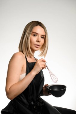 Evde saç boyası için aletleri olan kadın kuaför ya da beyaz arka planda güzellik salonu. Kadın renkçi. Güvenlik saç boyama konsepti