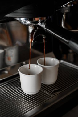 Kahve dükkanında ya da kafede kahve makinesinde zengin zevklere sahip taze fragnant espresso hazırlama süreci. Reklam pankartı. Kahve menüsü
