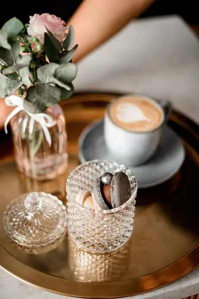 Süße Makronen Auf Bronze Serviertablett Mit Keramiktasse Kaffee Und Kleine — Stockfoto