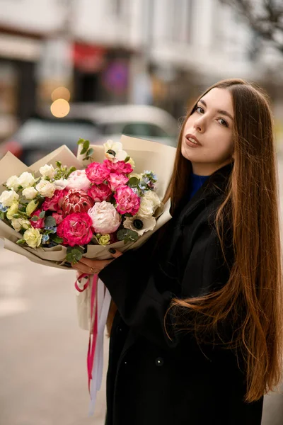 สาวผมยาวท าสนใจในเส อโค อดอกไม หราขนาดใหญ โปรต อในกระดาษงานฝ ดอกไม อดอกไม ดอกไม — ภาพถ่ายสต็อก