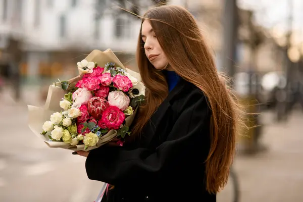 Gadis Cantik Bermantel Hitam Memegang Buket Bunga Mewah Besar Dengan — Stok Foto