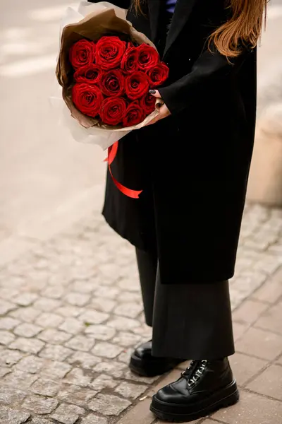 Ditembak Wanita Berpakaian Hitam Dengan Karangan Bunga Besar Mawar Merah — Stok Foto