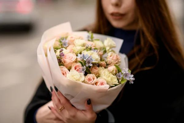 อกโฟก สของช อดอกไม บอบบางของดอกก หลาบส ชมพ อนและคร มในม อของผ งบนถนน — ภาพถ่ายสต็อก