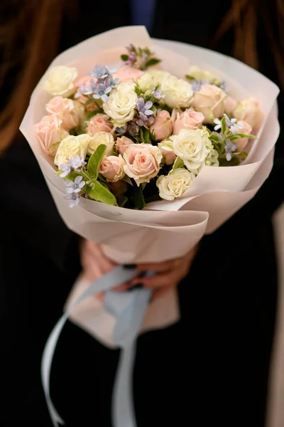 Tutup Pandangan Indah Tender Berbagai Karangan Bunga Tangan Wanita Bouquet — Stok Foto